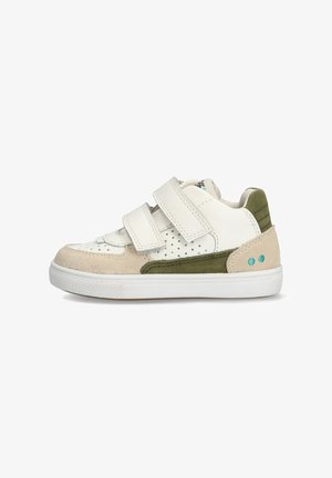 Weiße und grüne Sneaker mit Klettverschluss, durchbrochener Optik, Wildlederakzenten und einer strukturierten weißen Sohle. Verfügt über kleine blaue Punkte an der Ferse.