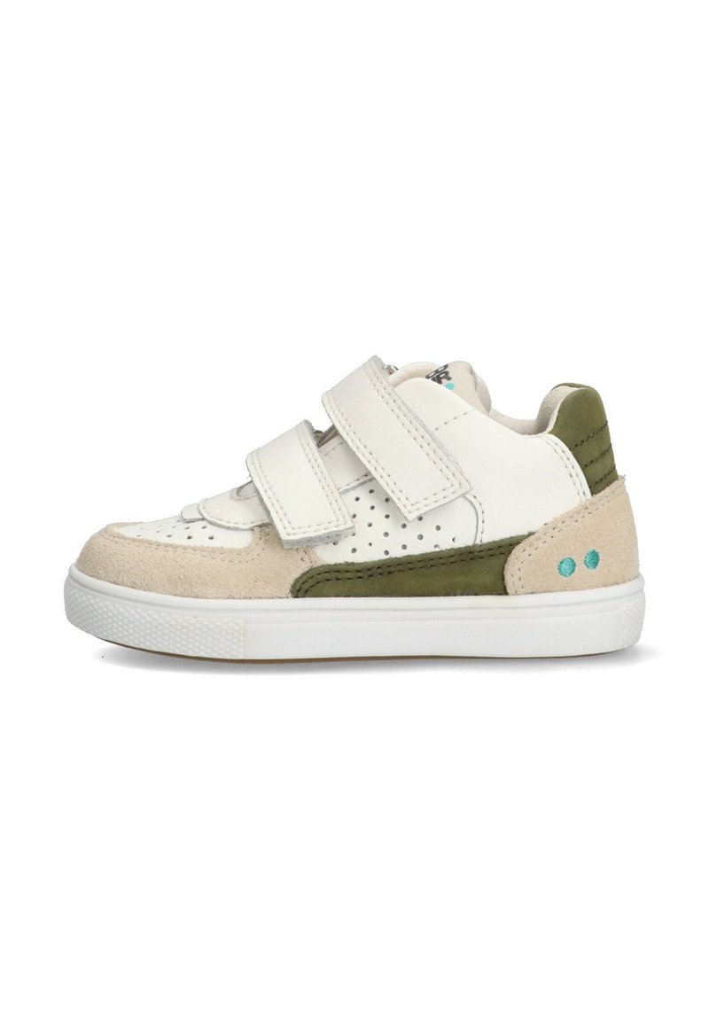 Baskets blanches et vertes avec des bandes velcro, un design perforé, des accents en daim et une semelle blanche texturée. Présente de petits points bleus sur le talon.