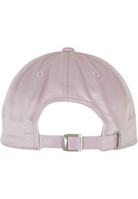 Cască roz cu o textură netedă, curea ajustabilă și cataramă metalică în spate. Prezintă un singur orificiu de ventilare cusut în vârful căștii.