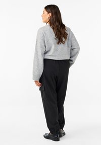 Zizzi MIT TASCHEN UND ELASTISCHEM BUND - Cargo trousers - black sand pin st