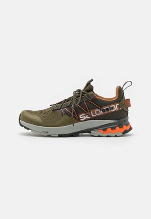 XA COVER UNISEX - Sneakers basse - olive night/peat/vibrant orange