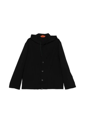 Felpa nera con cappuccio, maniche lunghe, bottoni e coulisse, con un'etichetta arancione brillante all'interno del colletto, distesa su sfondo bianco.