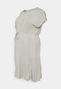 Vestido listrado em verde claro com mangas curtas, gola redonda, cintura elástica com cordão e um corte confortável. Tecido macio.