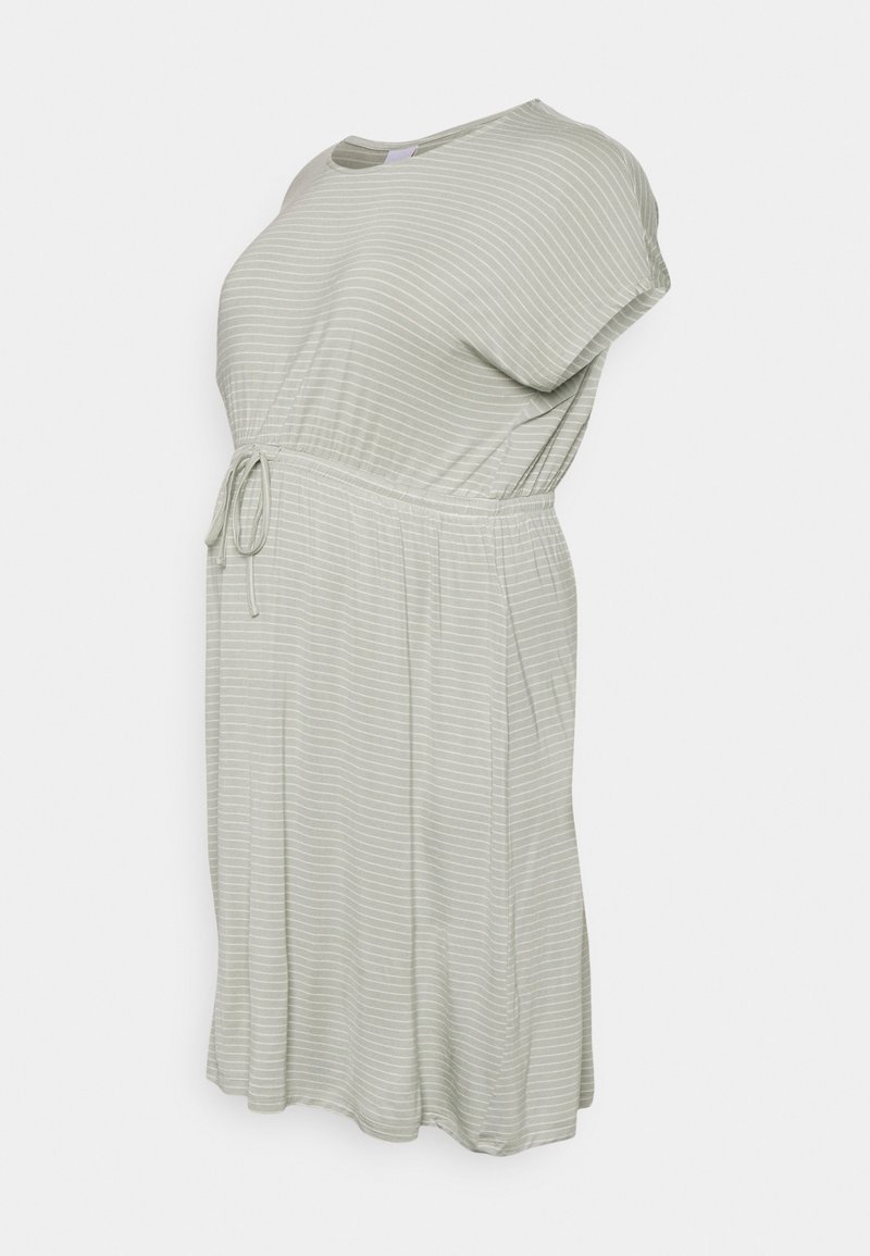 Vestido listrado em verde claro com mangas curtas, gola redonda, cintura elástica com cordão e um corte confortável. Tecido macio.