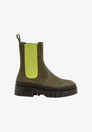 Botte Chelsea en cuir vert olive avec des panneaux élastiques latéraux jaune vif, semelle lug noire épaisse et languette arrière.