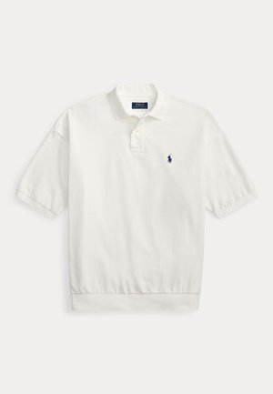 Fehér, rövid ujjú galléros pólóing, kétgombos gombolattal és kis sötétkék hímzett logóval a bal mellrészen.