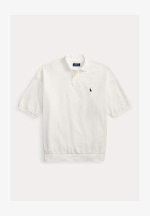 Tricou polo alb cu mânecă scurtă, guler, pată cu două nasturi și logo mic brodat bleumarin pe pieptul stâng.