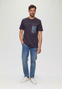 s.Oliver MIT FLAMMSTRUKTUR - T-Shirt print - aubergine