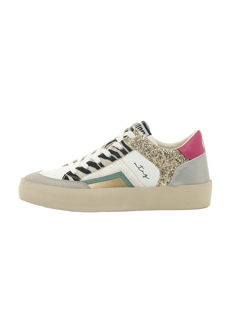 Zapatilla multicolor con cuero blanco, detalles de purpurina y un diseño estampado. Punta redondeada y suela de goma beige. Cintas negras.