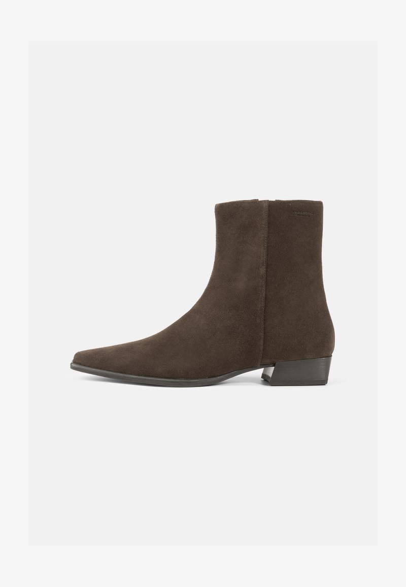 Botas de tornozelo em camurça castanha com bico fino e salto bloco baixo, apresentando um design simples e aerodinâmico e uma textura suave.