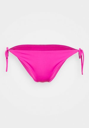 Bas de bikini rose vif avec liens ajustables sur les côtés, fabriqué en tissu lisse. Caractéristiques d'une forme simple et classique sans motifs ou accents supplémentaires.