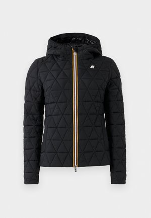 Zwarte gewatteerde jas met een capuchon, voorzien van een ritssluiting aan de voorkant en een kleurrijke streep langs de rits. Logo-accent op de borst.