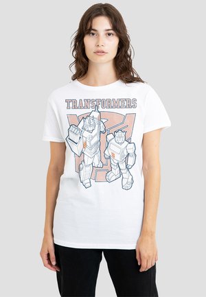 Weißes Baumwoll-T-Shirt mit einem grafischen Druck von zwei Roboter-Charakteren aus Transformers, mit konturierten Details und orangefarbenen Akzenten.