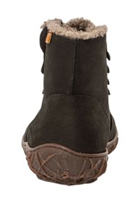 Czarne zamszowe botki za kostkę z miękkim szarym futerkiem w środku, okrągłym noskiem i fakturowaną gumową podeszwą z wzorem w zygzak.