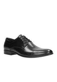 Scarpa da uomo in pelle nera con finitura liscia, punta arrotondata, design con sei occhielli e allacciatura, e tacco basso e rettangolare.