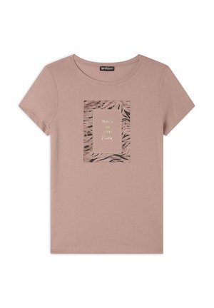 T-shirt di cotone rosa con maniche corte e collo rotondo. Presenta una grafica rettangolare con un design testuale nero e oro su uno sfondo texturizzato.