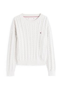 Weißer Strickpullover mit Kabelmuster, Rundhalsausschnitt sowie gerippten Bündchen und Saum. Kleines Logo auf der linken Brust. Weiche Textur, lässiges Design.