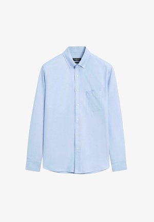 Lichtblauw overhemd met lange mouwen en knopen, met een puntige kraag, borstzak en ronde zoom. De stof lijkt glad met een lichte glans.