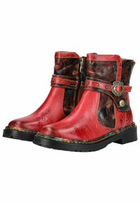 Stivali alla caviglia in pelle rossa con un design floreale in rilievo, cerniera laterale e dettagli con fibbia. Suola in gomma nera con bordo cucito multicolore.