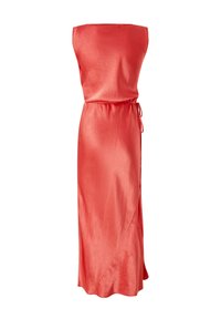 Koraldna saten haljina s ravnim dekolteom, remenom u struku i lepršavom suknjom do poda koja ima blagi wrap dizajn.