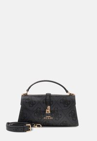 Sac à main noir Guess avec poignée supérieure, fermoir doré, bandoulière amovible et motif de logo embossé sur une surface texturée.