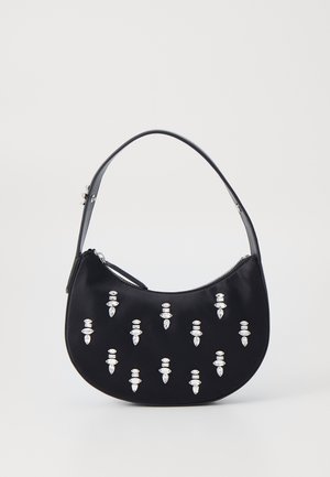 Must musta käekott kaarjate kujude ja hõbedaste kaunistustega, mis on paigutatud vertikaalselt. Õhuke ja stiilne käepide ning lukuga sulgemine.