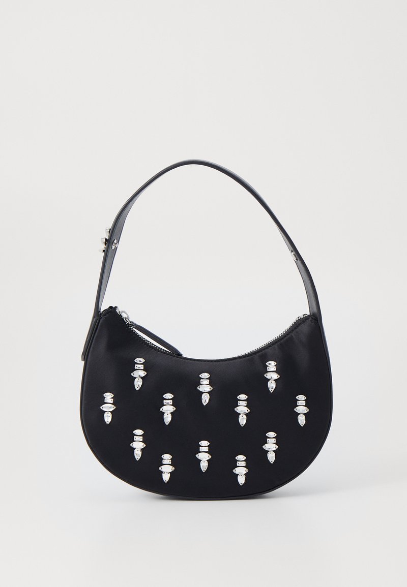 Čierna saténová kabelka s zakriveným tvarom, zdobená striebornými detailmi usporiadanými vo vertikálnom vzore. Tenký, elegantný popruh a zips na zapínanie.