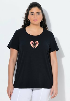 Maglietta nera a maniche corte con scollatura rotonda. Presenta un grafico a forma di cuore con gamberi rosa al centro. Tessuto morbido, design casual.