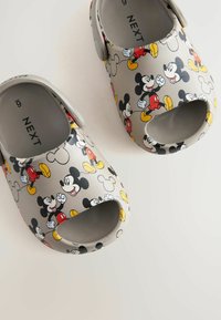 Next REGULAR FIT - MICKEY MOUSE WITH BACK STRAP - Sandales - grey