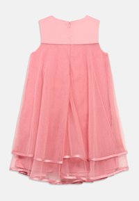 Ροζ φόρεμα με εφαρμοστή μπλούζα και στρωματοποιημένη, διάφανη φούστα από τούλι. Διαθέτει φερμουάρ στην πλάτη και διακοσμητικές κορδέλες σατέν στο τελείωμα.