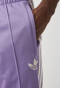 adidas Originals REAL MADRID OG BECKENBAUER TRACKPANT - Klubové oblečení - magic lilac/white
