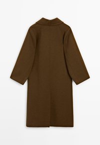 Brązowy wełniany płaszcz o prostym kroju, z szerokimi rękawami i wycięciem kołnierza, z centralnym rozcięciem z tyłu i bez widocznych zapięć.