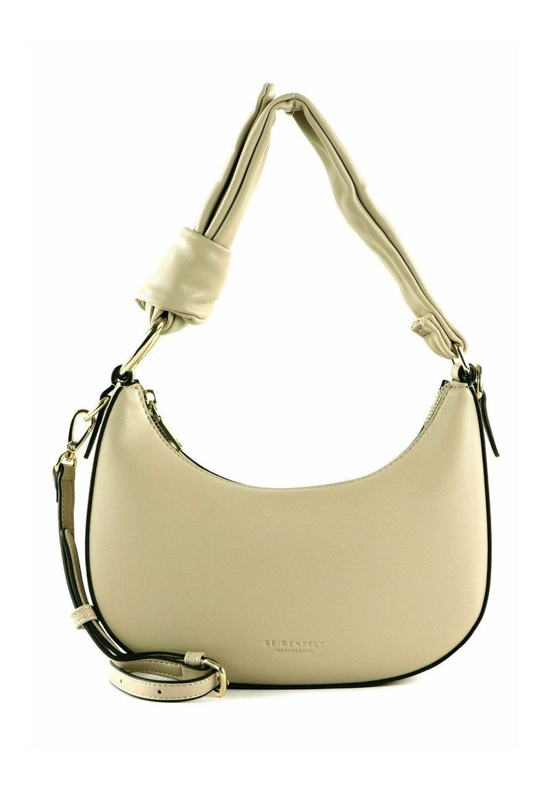 Sac à bandoulière en cuir beige avec une texture lisse, une silhouette courbée et une poignée nouée distinctive. Comprend des éléments métalliques dorés et une bandoulière amovible.