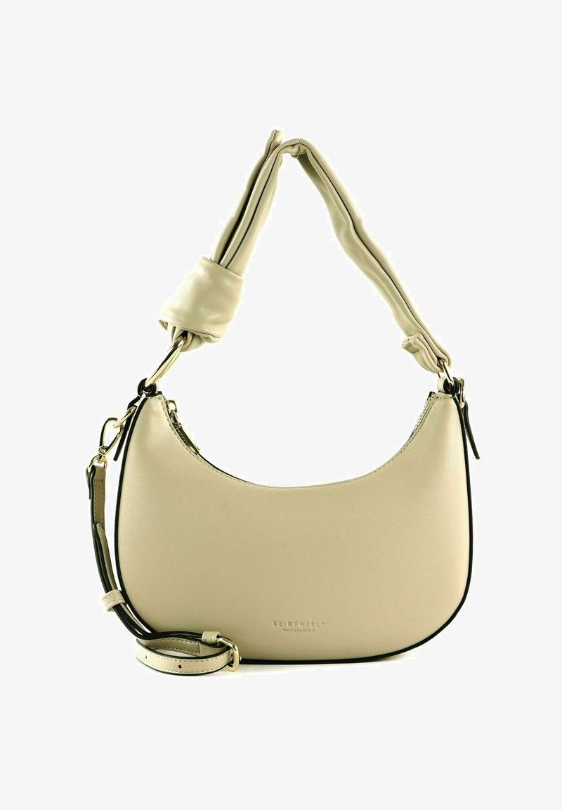 Sac à bandoulière en cuir beige avec une texture lisse, une silhouette courbée et une poignée nouée distinctive. Comprend des éléments métalliques dorés et une bandoulière amovible.