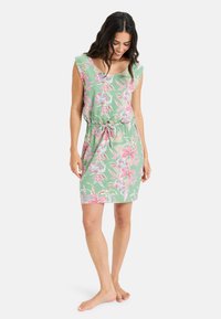 Vestido floral verde ligero con acentos rosas; escote redondo, mangas cortas, cintura con cordón, a la altura de la rodilla, textura de tela suave.