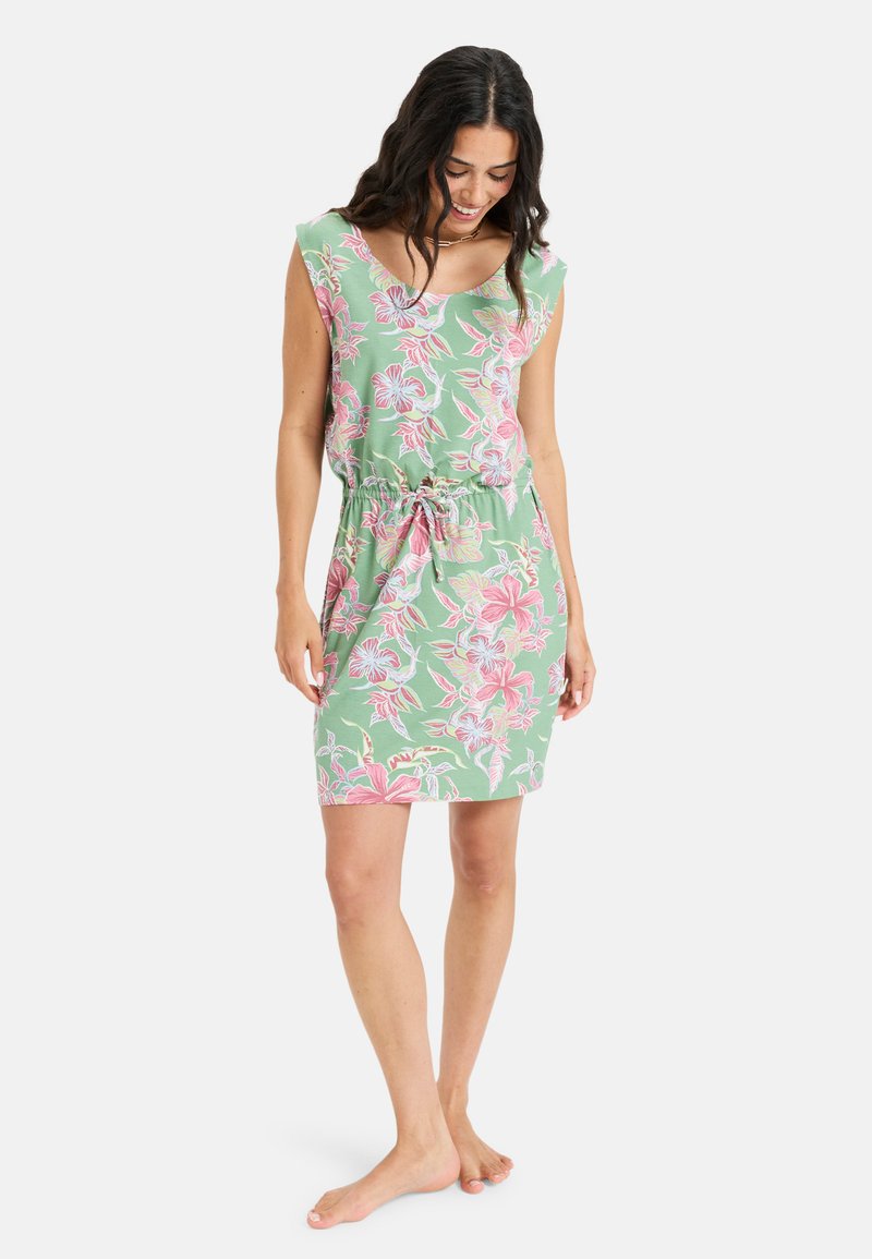 Vestido floral verde ligero con acentos rosas; escote redondo, mangas cortas, cintura con cordón, a la altura de la rodilla, textura de tela suave.
