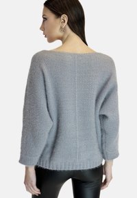 Maglione grigio a maglia con vestibilità ampia, scollo largo e maniche a tre quarti. Motivo testurizzato con orlo e polsini a coste.
