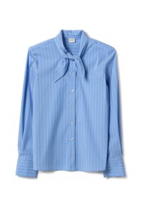 Blusa de manga larga azul claro con rayas blancas finas, cierre de botones al frente, mangas con puños y detalle de pañuelo anudado en el cuello.