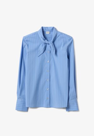 Hellblaue Bluse mit langen Ärmeln und weißen Nadelstreifen, durchgeknöpft, mit Manschettenärmeln und einer gebundenen Halstuch-Detail.