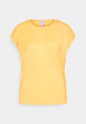 Żółty T-shirt z krótkim rękawem, z zaokrąglonym dekoltem, o luźnym kroju, z małą metką przy kołnierzyku na jednolitym tle.