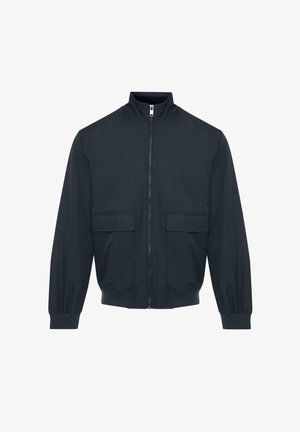 Námořnická modrá bomber bunda se zipem, vysokým límcem, dvěma předními kapsami a žebrovanými manžetami. Hladká látka s minimálním designem.