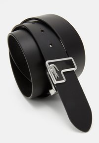 Cinto de couro preto com uma textura elegante e suave, e uma fivela retangular prateada com detalhe de logotipo. Várias casas de ajuste disponíveis.