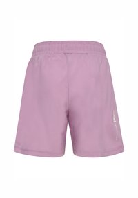 Paarse sportshorts met een elastische tailleband en een gladde stoftextuur. Voorzien van een klein logo aan de zijkant.