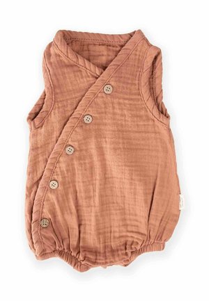 Combinaison pour bébé de couleur rouille, fabriquée en tissu doux et texturé. Elle présente un design enroulé et cinq boutons sur le devant.