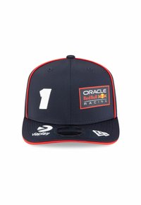 Marineblauer Baseballhut mit roten Akzenten, der eine weiße "1" sowie die Logos von Oracle, Red Bull Racing und Viaplay zeigt. Strukturierte Form, flacher Schirm.