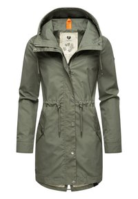 Veste imperméable vert olive avec taille à cordon de serrage, fermeture zippée et par boutons-pression, capuche ajustable et deux poches avant.