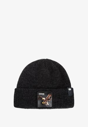 Schwarze Strickmütze mit geribbelter Textur, ausgestattet mit einem Patch mit einem detaillierten Adlerdesign und dem weißen Text "SAVAGE".