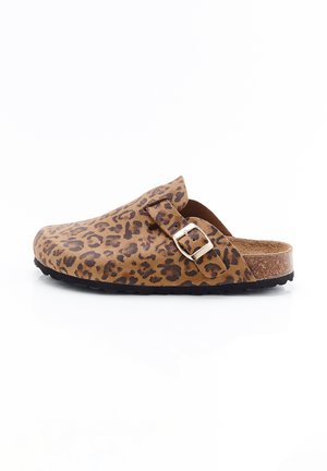 Zueco tipo slip-on con estampado de leopardo marrón, correa ajustable con hebilla plateada, plantilla de corcho y suela negra.