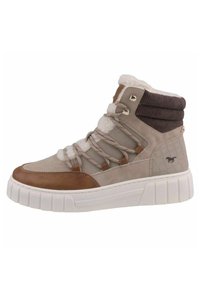 Basket haute en suède beige et marron, avec un panneau latéral texturé, une semelle plateforme blanche et un col doublé de fourrure avec des rayures contrastées.