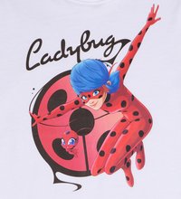 Maglietta bianca con un supereroe maculato rosso e nero con capelli blu e un compagno insetto, con la scritta "Ladybug" sopra il design.